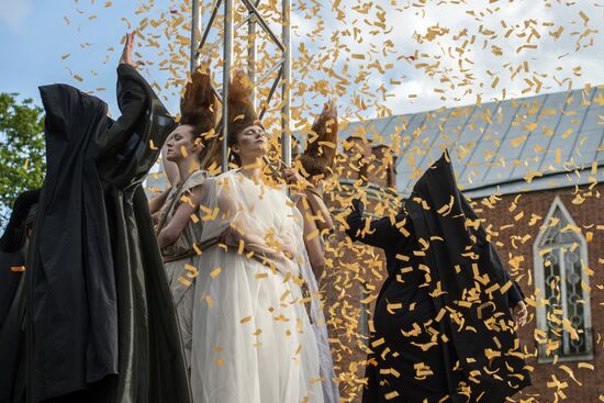 "Associations" theatrical gothic fashion show in Tsarskoye Selo