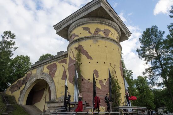 "Associations" theatrical gothic fashion show in Tsarskoye Selo