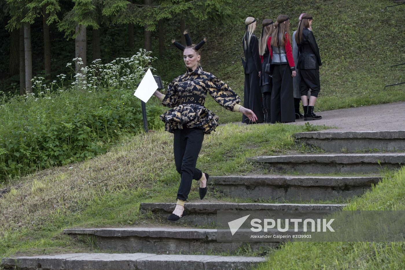 "Associations" theatrical gothic fashion show in Tsarskoye Selo