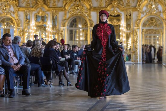 "Associations" theatrical gothic fashion show in Tsarskoye Selo