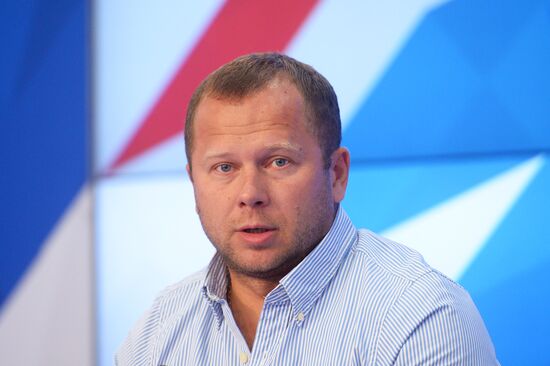 News conference on signing partner agreement between Spartak Moscow and Lu Gang by Guf