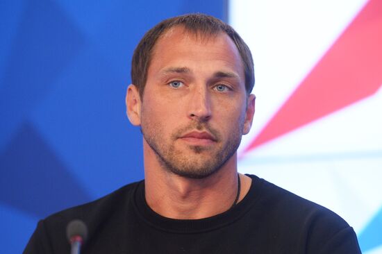 News conference on signing partner agreement between Spartak Moscow and Lu Gang by Guf