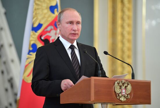President Putin meets with Russian military academies graduates
