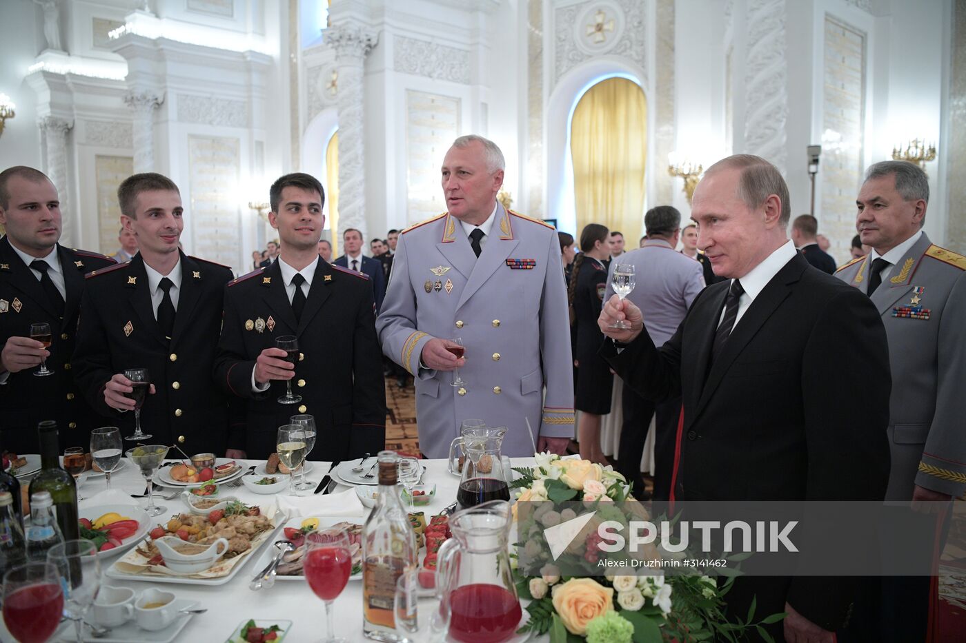 President Putin meets with Russian military academies graduates