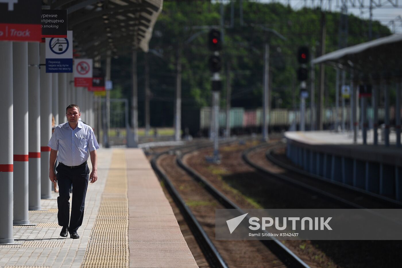 A passenger at the the renovated Solnechnaya transit hub of the Kiev railway line. Location: Russia, Moscow region, Moscow. Author: Ramil Sitdikov/Sputnik. Opening of Solnechnaya transit hub and presentation of Ivolga train