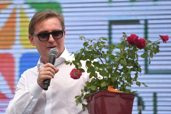 Presentation of Moskva rose cultivar