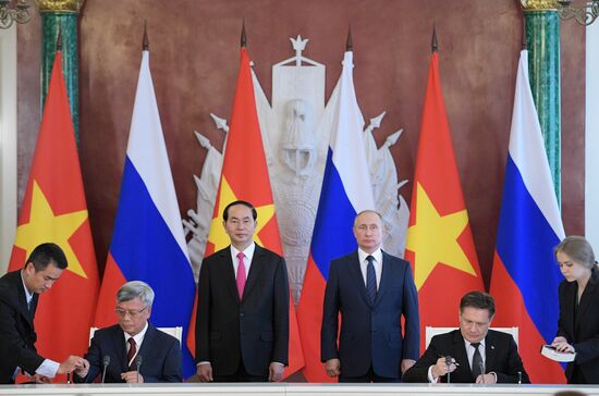 Russian President Vladimir Putin meets with Vietnamese President Tran Dai Quang
