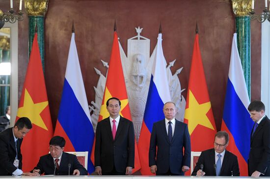 Russian President Vladimir Putin meets with Vietnamese President Tran Dai Quang