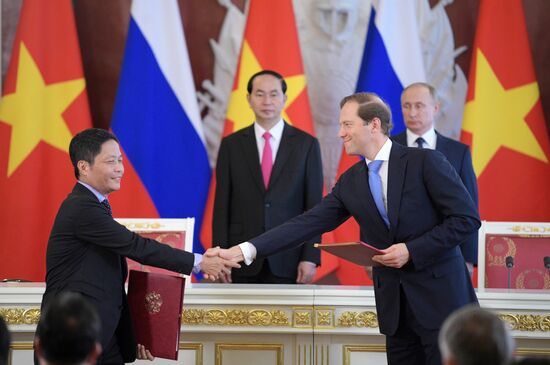Russian President Vladimir Putin meets with Vietnamese President Tran Dai Quang