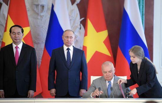 Russian President Vladimir Putin meets with Vietnamese President Tran Dai Quang