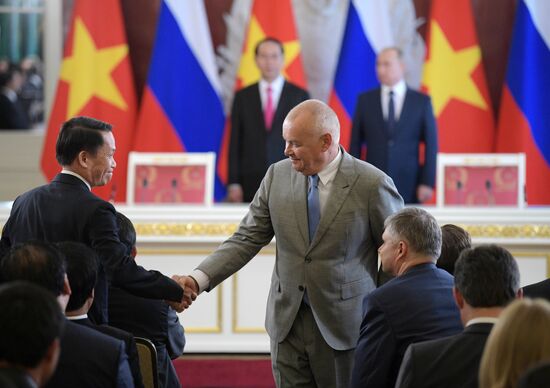 Russian President Vladimir Putin meets with Vietnamese President Tran Dai Quang