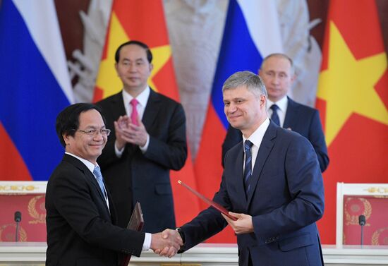 Russian President Vladimir Putin meets with Vietnamese President Tran Dai Quang