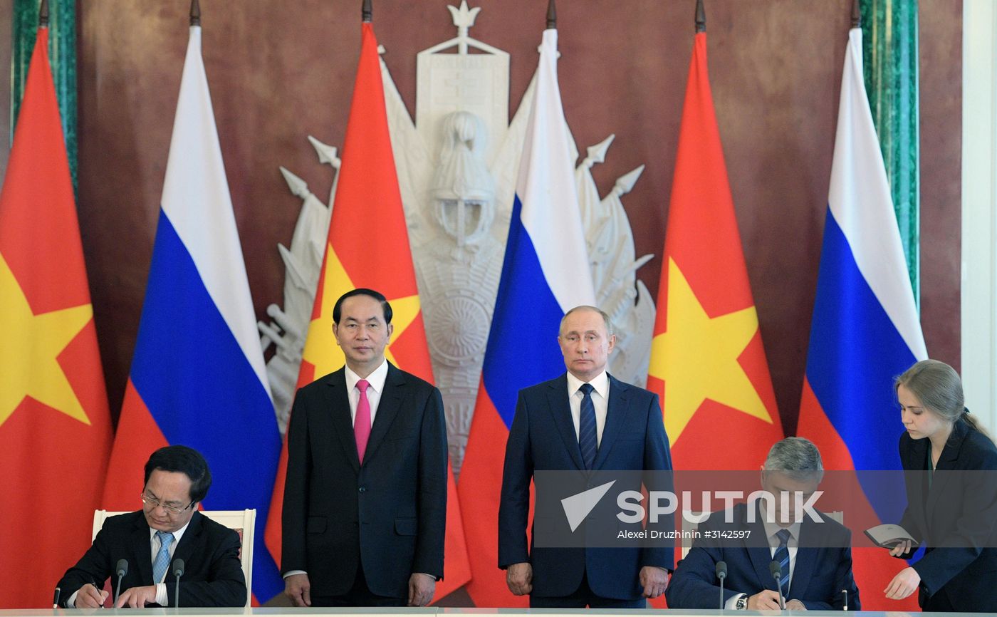 Russian President Vladimir Putin meets with Vietnamese President Tran Dai Quang