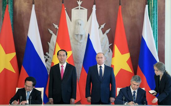 Russian President Vladimir Putin meets with Vietnamese President Tran Dai Quang