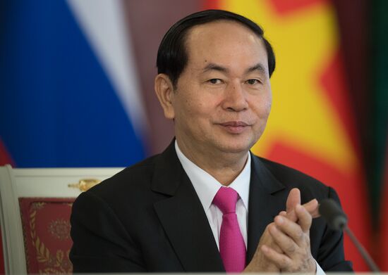 Russian President Vladimir Putin meets with Vietnamese President Tran Dai Quang