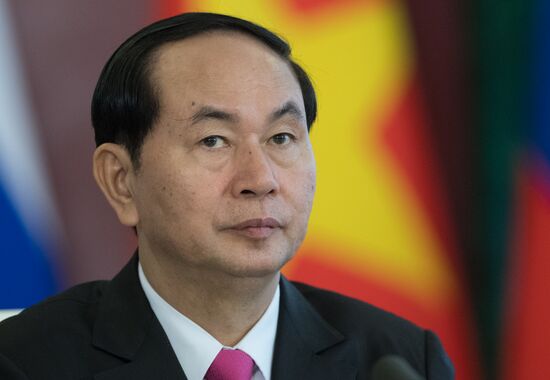 Russian President Vladimir Putin meets with Vietnamese President Tran Dai Quang