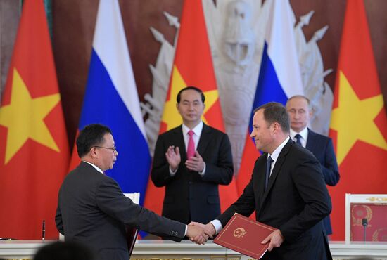 Russian President Vladimir Putin meets with Vietnamese President Tran Dai Quang