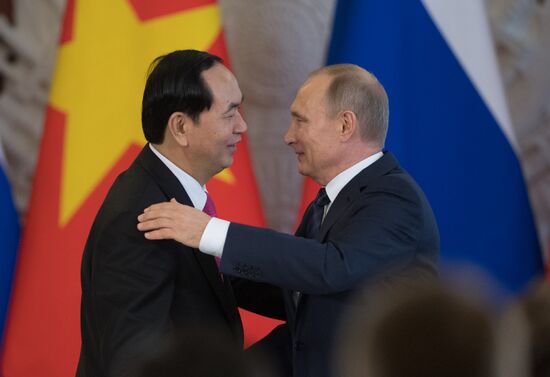 Russian President Vladimir Putin meets with Vietnamese President Tran Dai Quang