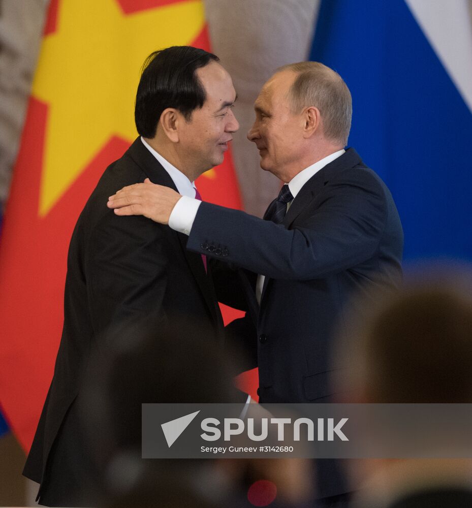 Russian President Vladimir Putin meets with Vietnamese President Tran Dai Quang