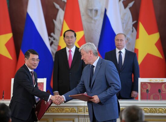 Russian President Vladimir Putin meets with Vietnamese President Tran Dai Quang