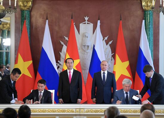 Russian President Vladimir Putin meets with Vietnamese President Tran Dai Quang
