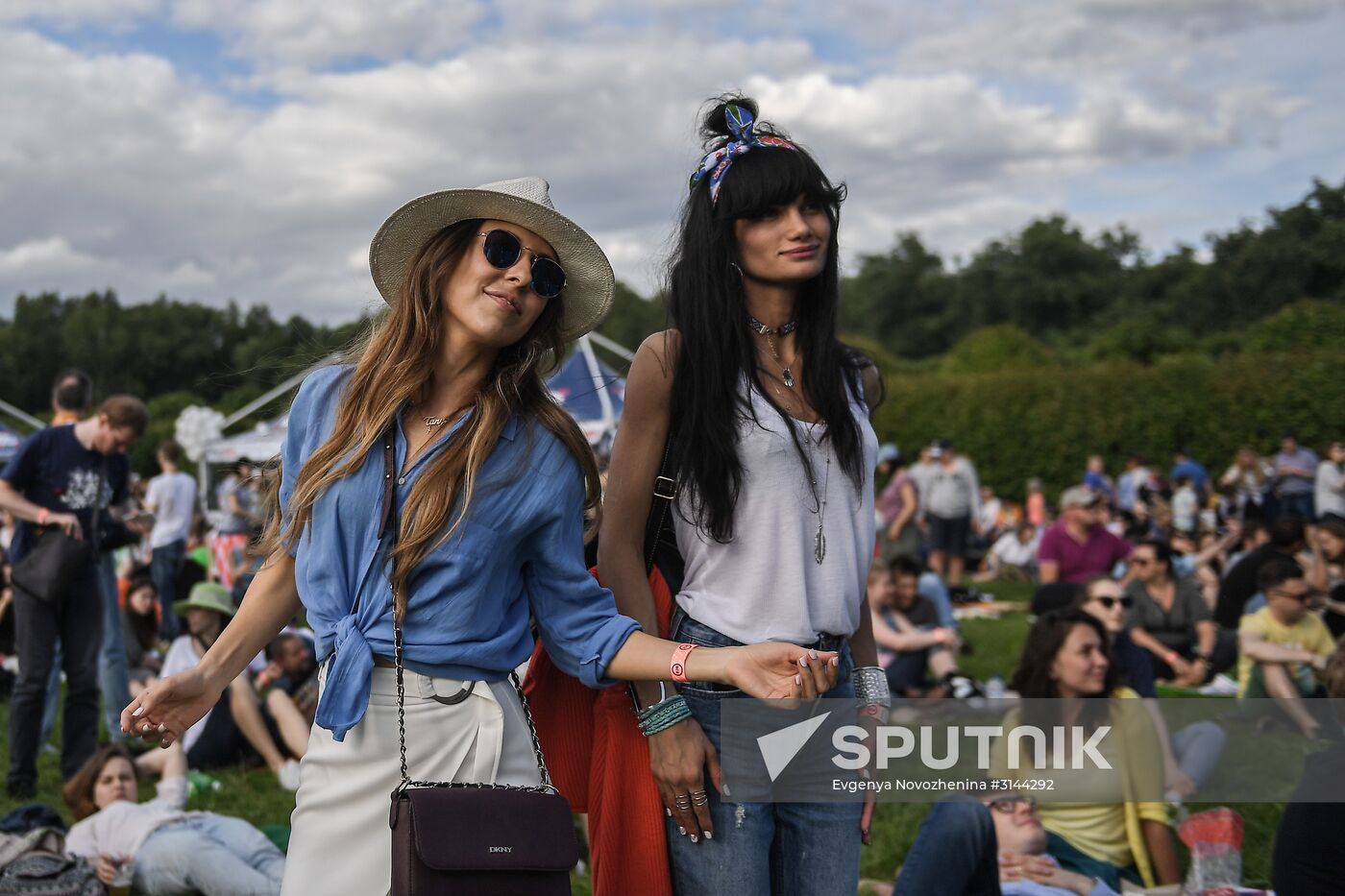 Visitors of the 14th international jazz festival, Usadba Jazz, held at the Arkhangelskoye estate museum. Location: Russia, Moscow. Author: Evgenya Novozhenina/Sputnik. Fourteenth Usadba Jazz Festival
