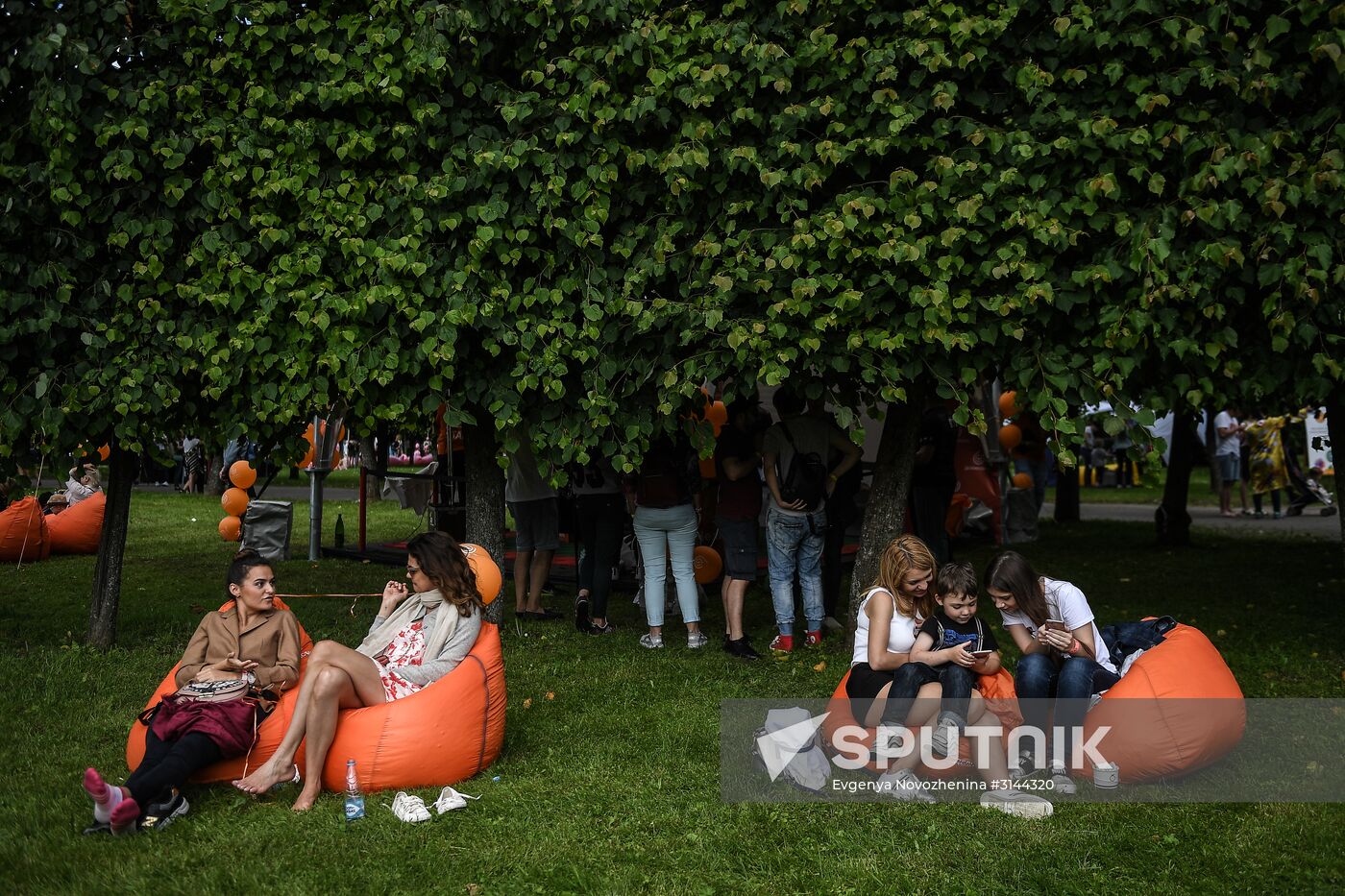 Visitors of the 14th international jazz festival, Usadba Jazz, held at the Arkhangelskoye estate museum. Location: Russia, Moscow. Author: Evgenya Novozhenina/Sputnik. Fourteenth Usadba Jazz Festival