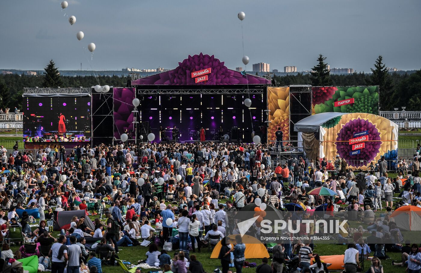 Spectators during the 14th Usadba Jazz festival at the Arkhangelskoye Estate Museum. Location: Russia, Moscow. Author: Evgenya Novozhenina/Sputnik. 14th Usadba Jazz festival