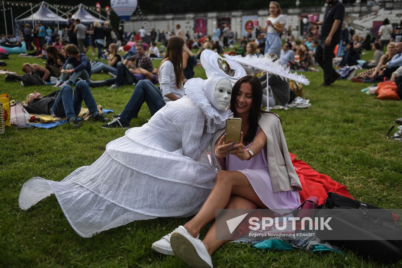 Spectators at the 14th Usadba Jazz Festival hosted by the Arkhangelskoye Museum-Estate. Location: Russia, Moscow. Author: Evgenya Novozhenina/Sputnik. 14th Usadba Jazz Festival