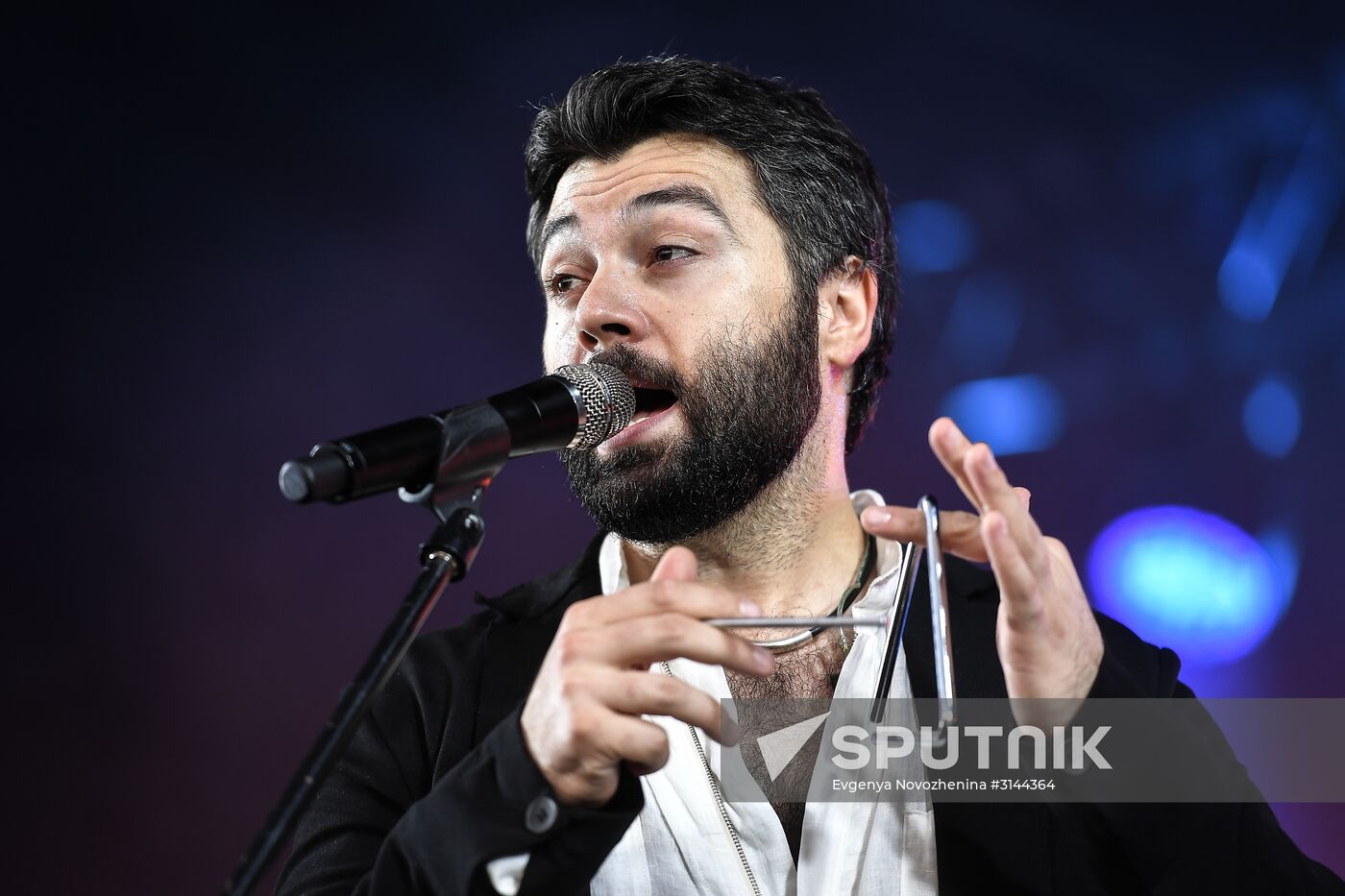 Singer Aklexei Chumakov performs at the 14th Usadba Jazz Festival hosted by the Arkhangelskoye Museum-Estate. Location: Russia, Moscow. Author: Evgenya Novozhenina/Sputnik. 14th Usadba Jazz Festival