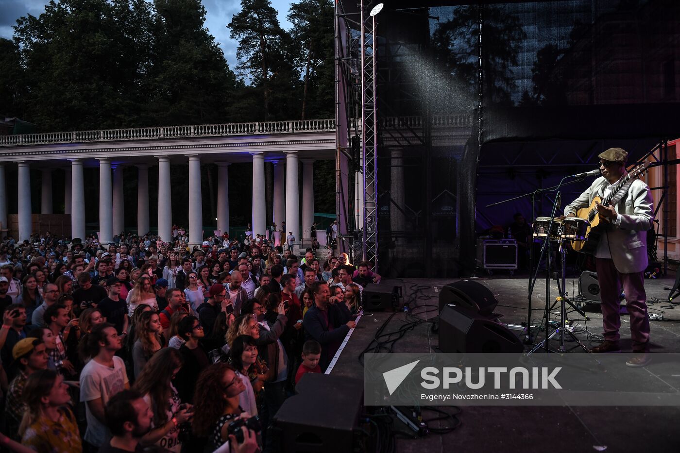 American singer Raul Midon performs at the 14th Usadba Jazz Festival hosted by the Arkhangelskoye Museum-Estate. Location: Russia, Moscow. Author: Evgenya Novozhenina/Sputnik. 14th Usadba Jazz Festival