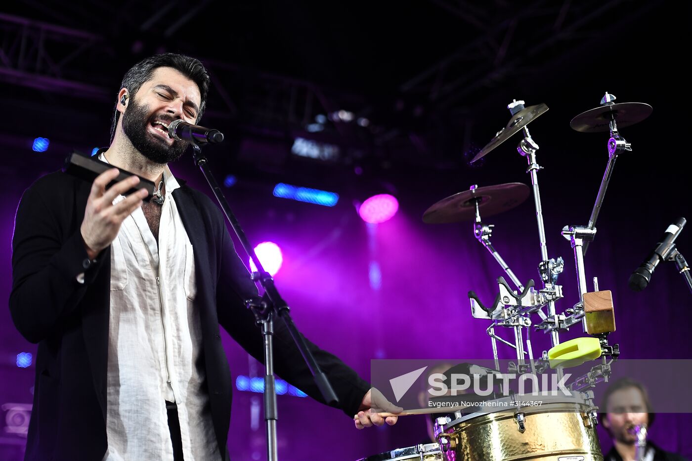 Singer Aklexei Chumakov performs at the 14th Usadba Jazz Festival hosted by the Arkhangelskoye Museum-Estate. Location: Russia, Moscow. Author: Evgenya Novozhenina/Sputnik. 14th Usadba Jazz Festival
