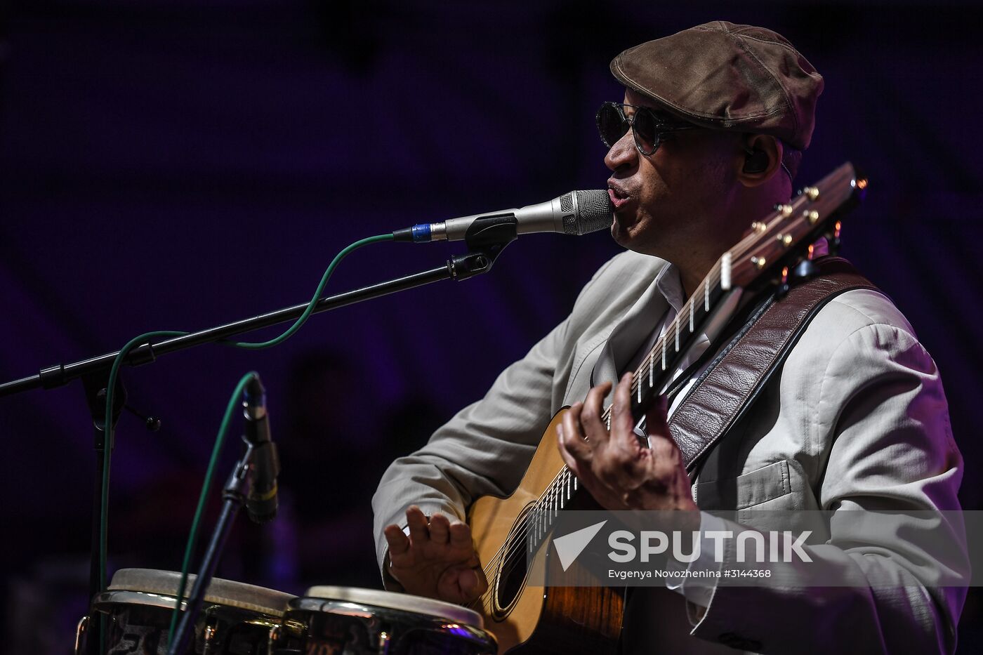 American singer Raul Midon performs at the 14th Usadba Jazz Festival hosted by the Arkhangelskoye Museum-Estate. Location: Russia, Moscow. Author: Evgenya Novozhenina/Sputnik. 14th Usadba Jazz Festival