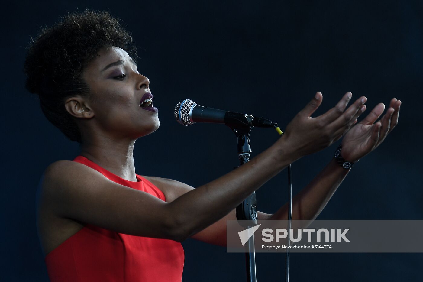 Israeli singer and actress Ester Rada performs at the 14th Usadba Jazz Festival hosted by the Arkhangelskoye Museum-Estate. Location: Russia, Moscow. Author: Evgenya Novozhenina/Sputnik. 14th Usadba Jazz Festival
