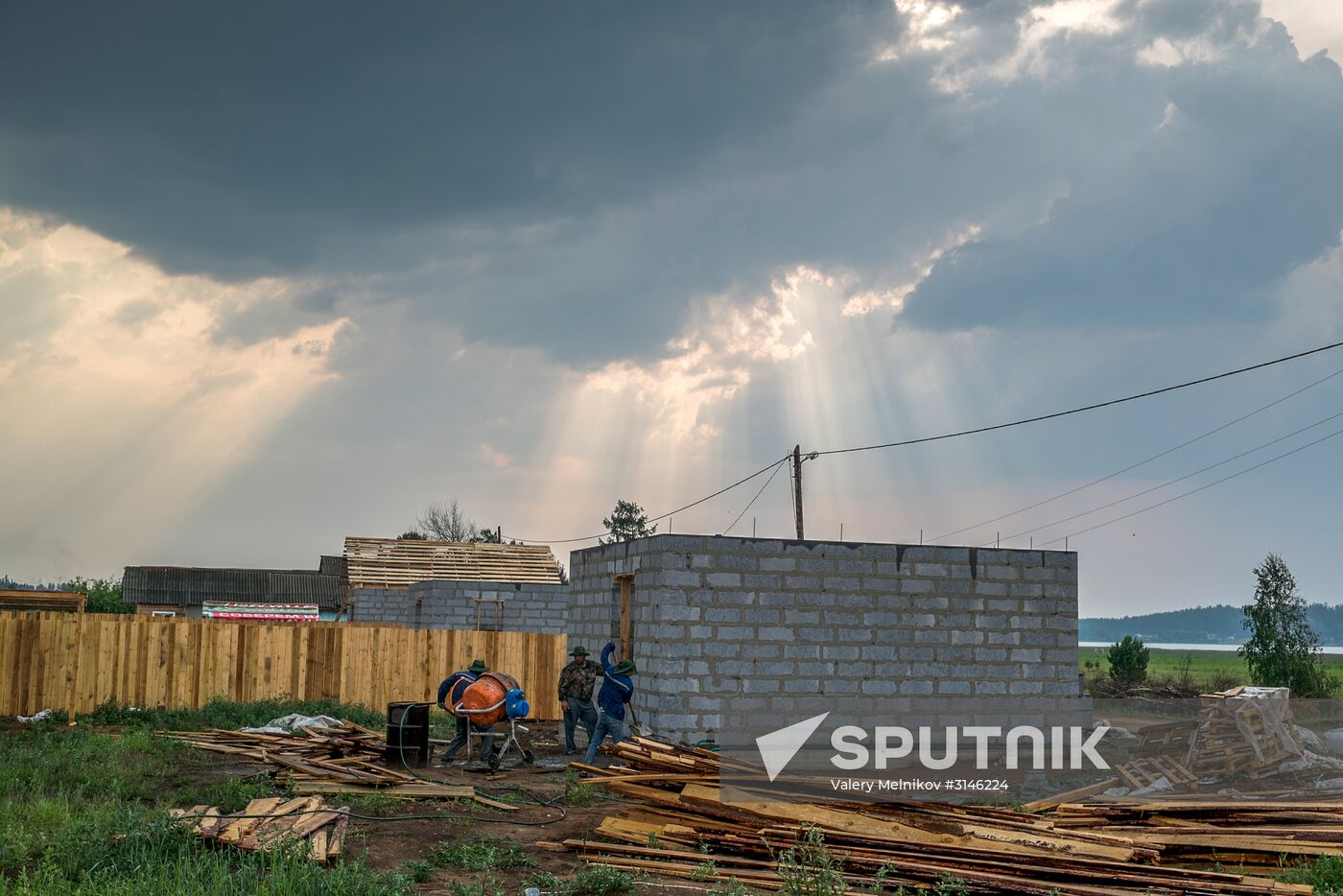 The Pribaikalsky District in Buryatia. Building new housing for residents of Cheryomushki village that has been damaged by a forest fire. Location: Russia, Republic of Buryatia. Author: Valery Melnikov/Sputnik. Forest fires in Buryatia