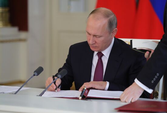 Vladimir Putin meets with Xi Jinping in Moscow