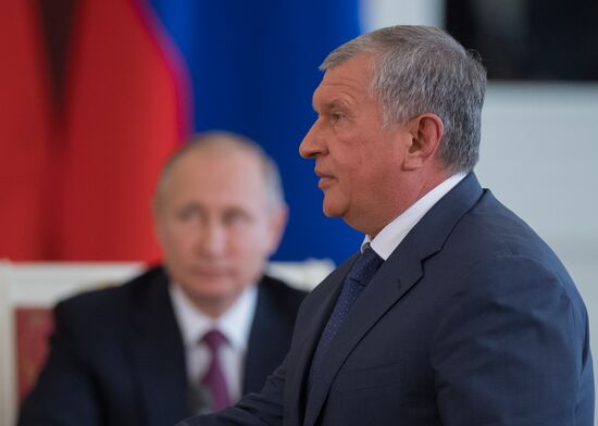 Vladimir Putin meets with Xi Jinping in Moscow