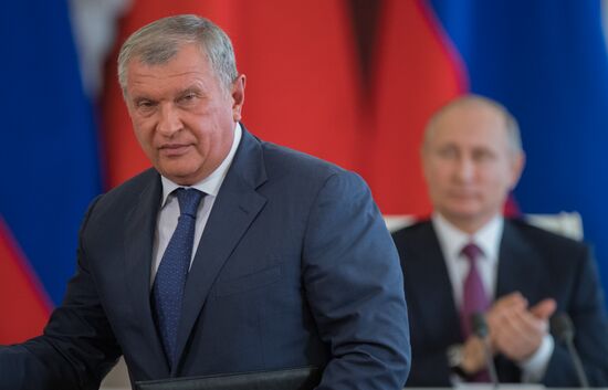 Vladimir Putin meets with Xi Jinping in Moscow