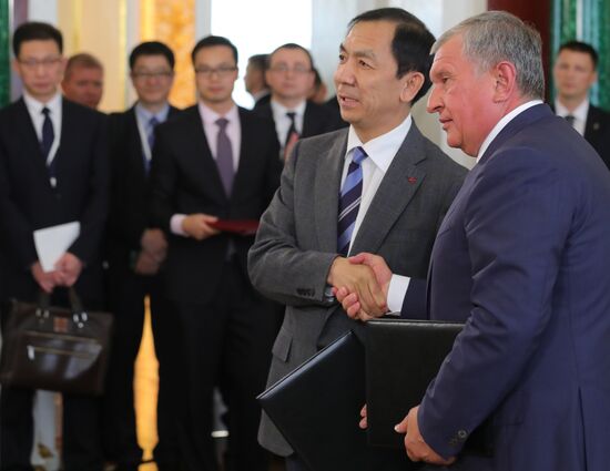 Vladimir Putin meets with Xi Jinping in Moscow