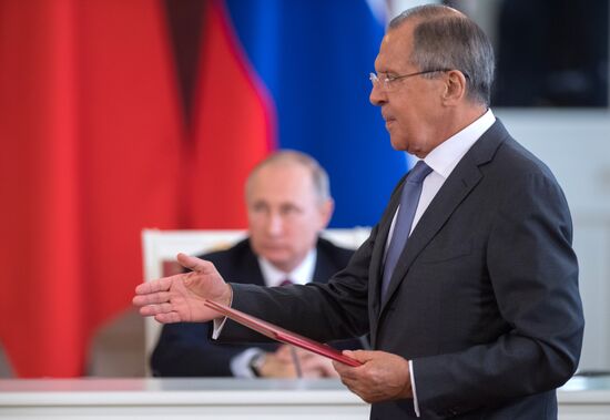 Vladimir Putin meets with Xi Jinping in Moscow