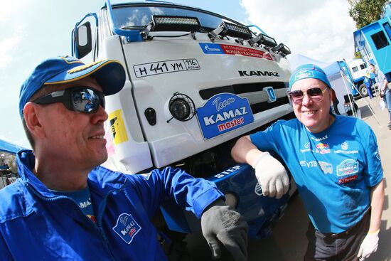 Teams prepare for Silk Way Rally