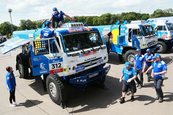 Teams prepare for Silk Way Rally