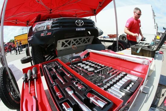 Teams prepare for Silk Way Rally