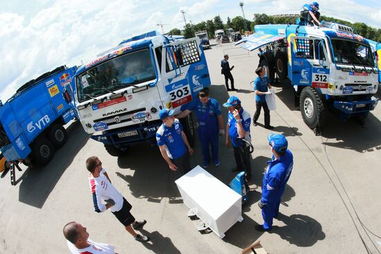Teams prepare for Silk Way Rally