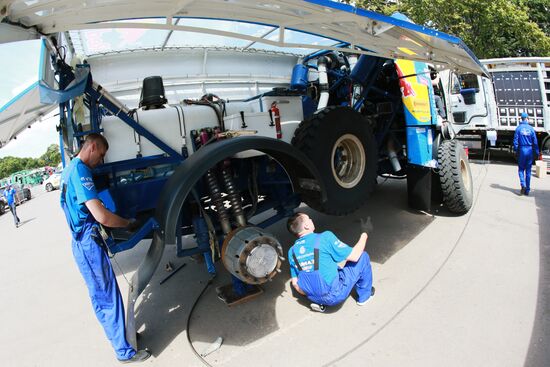 Teams prepare for Silk Way Rally