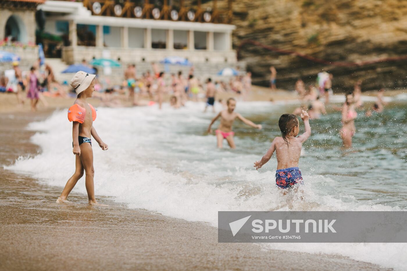 Vacationers on Mogren Beach located at the foot of steep slopes 500m away from the historic center of Budva in Montenegro. Location: Montenegro, Budva. Author: Varvara Gert'e/Sputnik. Countries of the world. Montenegro