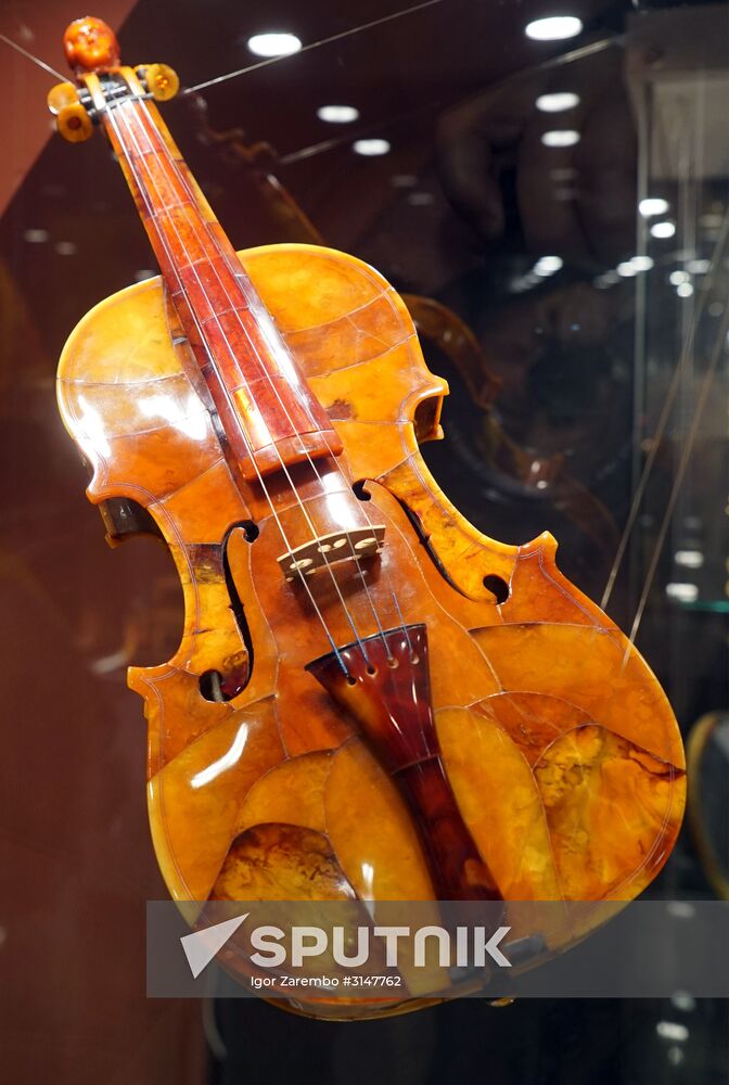 Exhibition of amber icons and sculptures by Alexander Krylov