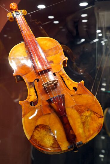 Exhibition of amber icons and sculptures by Alexander Krylov