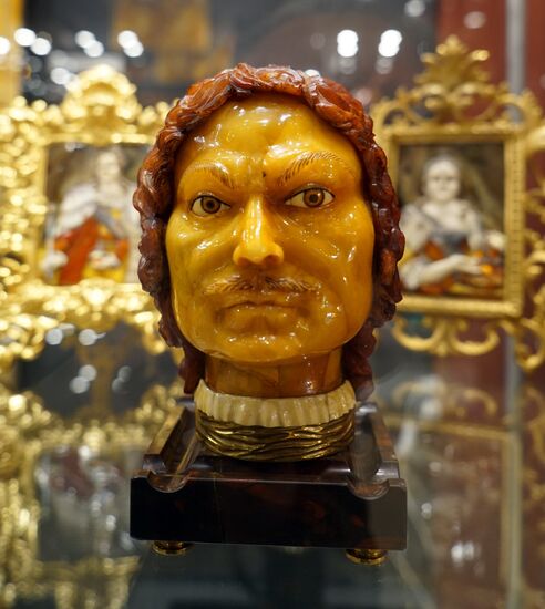 Exhibition of amber icons and sculptures by Alexander Krylov