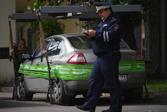 Towing a car away in Moscow